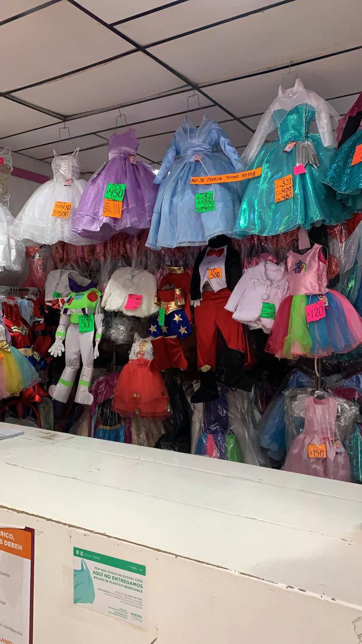 Vestidos, ropones y disfraces  